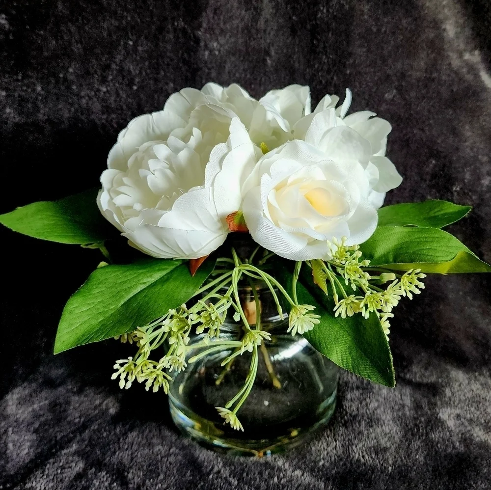 NWT spring summer white hydrangea & rose floral arrangement with glass vase, 9